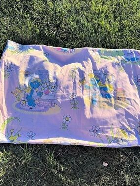 vintage 1983 Peyo Smurfette pink bed sheet featuring Smurfette flowers pink